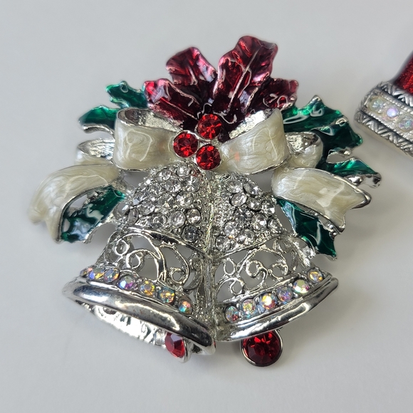 Christmas Brooch Lot Includes Tree, Wreath, Teddy Bear Santa Hat and Bells - Picture 4 of 14